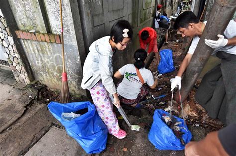 cleaning mud Myanmar|Mae Sai residents hire Myanmar workers for flood clean.